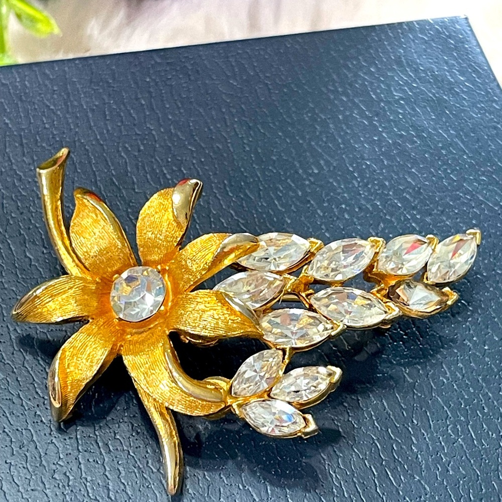 Stunning Vintage Gold Flower and Crystal Rhinestone Brooch